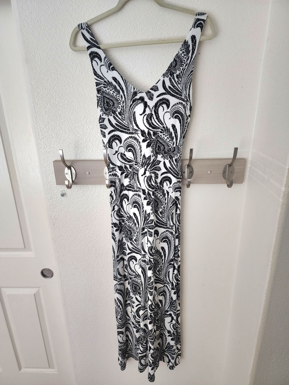 INC International Concepts Black & White Paisley V-Neck Maxi Dress - Size